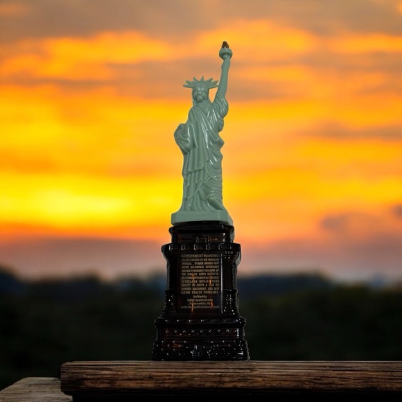 Figure- Statue of Liberty on the Cover of An Empty American Cream Liqueur Bottle - Picture 2 of 13